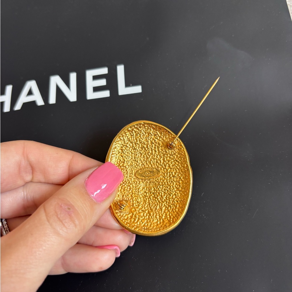 Authentic CHANEL regal crown logo medallion brooch circa 1980s - Picture 4 of 7